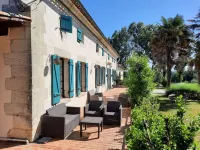 Gîte Lavande. Prachtig Gerestaureerde Gite met Verwarmd Zwembad in de Charente 셍발리에 호텔