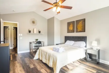 4BR Pool-House Vacation by the Strip! Family-Friendly! Отели рядом с достопримечательностью «Cactus Garden Dr»