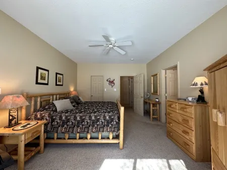 Ski & Golf Getaway: Cozy Log-Style Condo