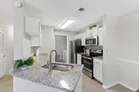 Cozy Gem in Athens, Pool, Gym near UGA and Hospitals!