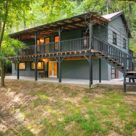 DeerRidge Lodge-Charming Retreat mins from Historic Franklin and Nashville.