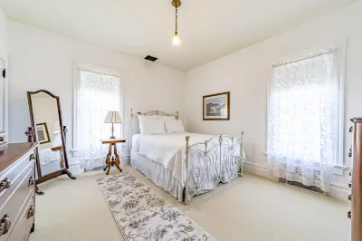 Gorgeous Victorian home near shops and dining with porch, washer/dryer & WiFi