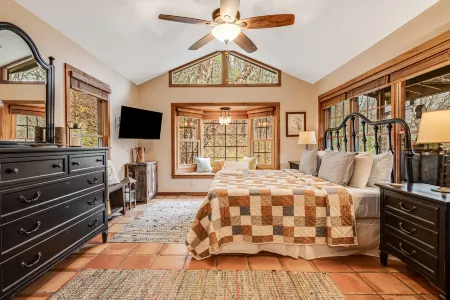 Charming Log Cabin with Mountain Views - Cozy Rustic Retreat Отели рядом с достопримечательностью «Блу-Ридж-Паркуэй»