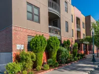 Granite Countertops and Secure Parking in Downtown - Elegant Retreat