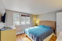 Mountain condominium w/natural light - close to ski lodge and covered balcony Hotels in Sugar Mountain