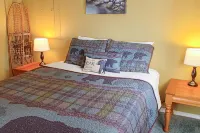 Traditional dog-friendly cabin w/covered deck, firepit, electric fireplace, W/D