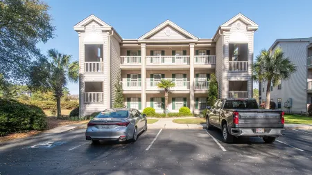 Scenic Pond View and Golf Course Access - Spacious Charming Retreat Отели в г. Джорджтаун Каунти