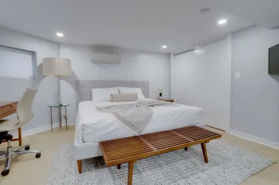 Elegant Modern Retreat with Stylish Amenities - Spacious Sanctuary Hotels in Capitol Hill