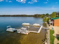 Stunning Lake Views and Shared Hot Tub - Serene Cottage Escape Các khách sạn ở Fife Lake