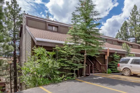 Mountain Getaway with Cozy Décor - Charming Retreat