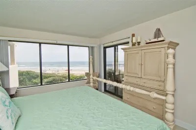 Oceanfront Retreat - Elevator, Pool, Internet, Waterfront Emerald Isle Beach Gear & Linens 주변 호텔