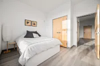 Stunning Views - Elevator Access, River Trail, Wineries, Gym Hotels in Traverse City