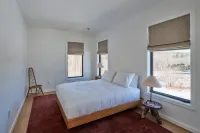 Scenic Deck and Hot Tub - Stunning Modern Mountain Retreat Hotels in Middletown