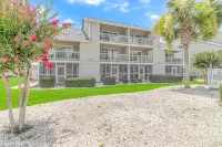 Spacious Modern Condo with Pool Access - Stunning Retreat Hotels in Garden City