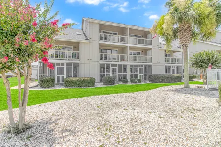 Spacious Modern Condo with Pool Access - Stunning Retreat Отели рядом с достопримечательностью «South Strand Recreation Center»