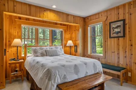 Breathtaking River Views and Gourmet Kitchen - Serene Rustic Retreat Отели в г. Кэмп Шерман