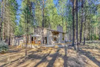 Dreamy mountain escape with hot tub, pools, golf, gym, & grill