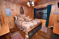 Hot Tub, Sauna, Firepit and Free Daily Activities - Exquisite Luxury Cabin