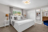 Screened Pool and Resort-Style Amenities - Charming Oasis Hotels in Four Corners