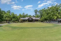Abundant Amenities and Golf Course Views - Charming Oasis Hotels in Carolina Forest
