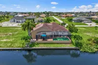 Private Pool, Hot Tub and Waterfront Views - Spacious Tranquil Escape Hotel di Cape Coral
