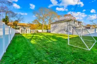 Seaside Retreat - FirePit, Bikes, Office, Grill, WiFi Hotel a West Yarmouth