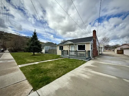 Charming Outdoor Space and Cozy Ambiance - Delightful Retreat