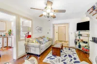 Unique cottage house in the historic district with deck & WiFi - dogs OK Hotels in Thunderbolt