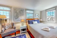 Lovely studio w/full kitchen/free WiFi- next to river/antique shops/restaurants Hotels near North Of The Border