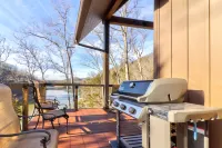 Beautiful lakefront house with full kitchen, private dock, & hot tub Hotels in Tazewell