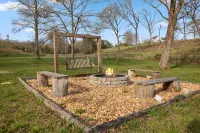 Tranquil Getaway and Stunning Craftsmanship - Serene Cabin Retreat Hotel di Cherry Log