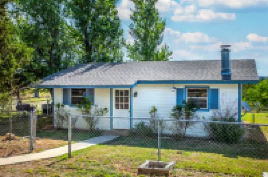 Screened Porch and Scenic Pond View - Charming Cottage