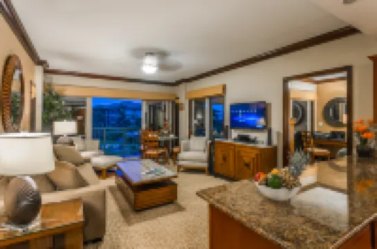 Luxury Condo Overlooking Fantasy Pool - Exquisite Oceanview Haven