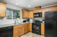 Charming Escape with Open Layout and Cozy Vibes - Delightful Retreat Hotels in Lake Oswego