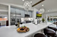 Expansive Pool, Bubbling Hot Tub and Party Barn - Stunning Retreat