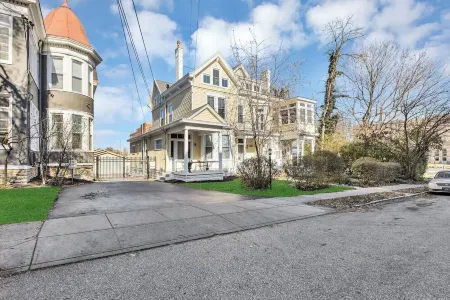 Exquisite 3 Bdrm 2 Bath Near Eden Park Отели рядом с достопримечательностью «Цинциннати Зу & Ботаникал Гарден»