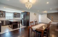 Luxury Colonial near Hiking Trail Hotels in Meriden