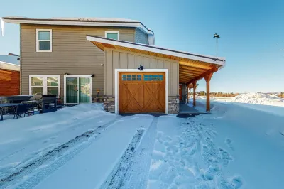 Modern, spacious home with private hot tub & W/D - great location Отели в г. Грэнби