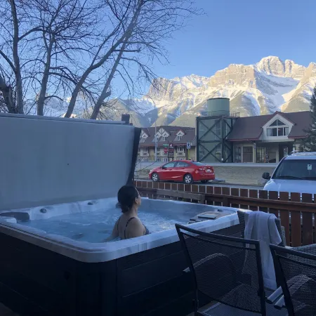 P1 - Private Hot Tub - 3 Bedroom Home - Mountain View