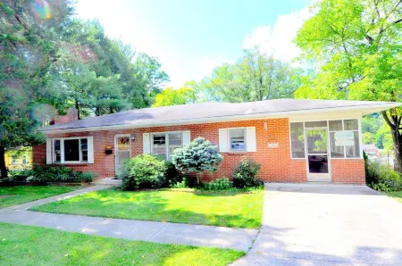 Castle View - A Rancher with a View! Отели рядом с достопримечательностью «Парк штата Беркли Спрингс»
