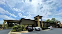 Luxury Inn & Suites Hotels near Edmund Pettus Bridge