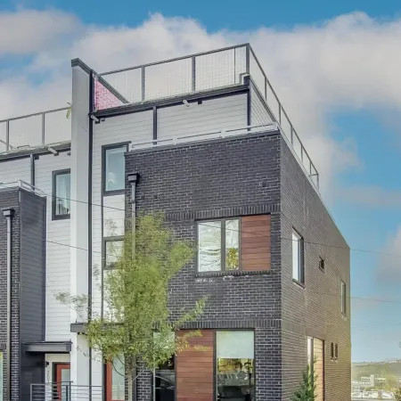 Luxury Retreat: Rooftop Hot Tub Double Deck & Game Room
