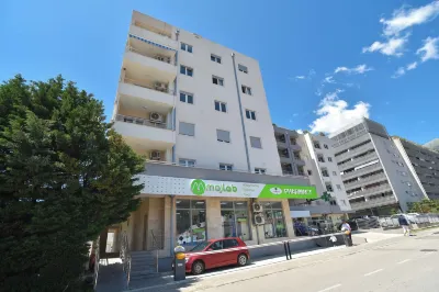 Azure Apartments Hotel di 