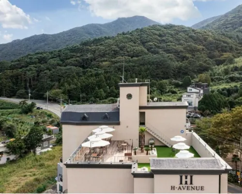 H.Avenue Hotel Geoje Отели рядом с достопримечательностью «Скала Синсондэ»