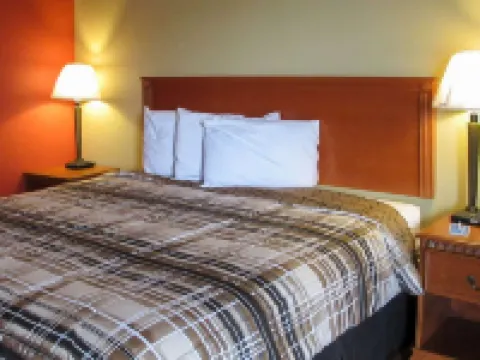Rodeway Inn Hotels near Adams Tennis Complex