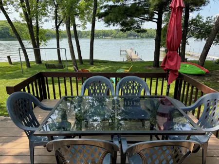 Julia’s Lakefront Cottage…updated cabin, private dock  & beautiful sunsets. Отели в г. Шерберн