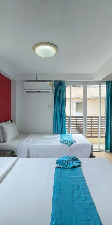 ห้องดีลักซ์ เตียงแฝด พร้อมระเบียง