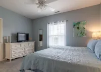 Beach condo- top floor, dog friendly, pool. 2 bed, 2 bath, pull out couch.