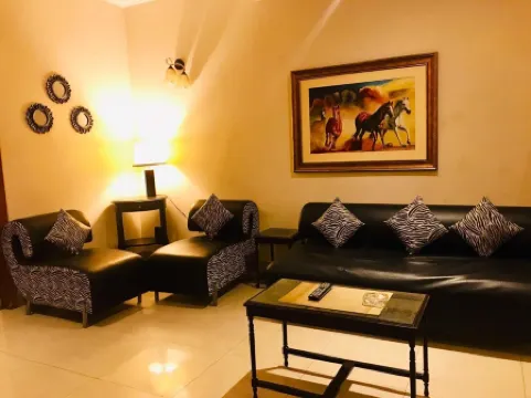 2 Bed Flat - Sleeps 6 - Pets - Parking - Wifi