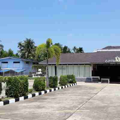 โรงแรมชุมพรทราเวลลอดจ์ Hotel Exterior